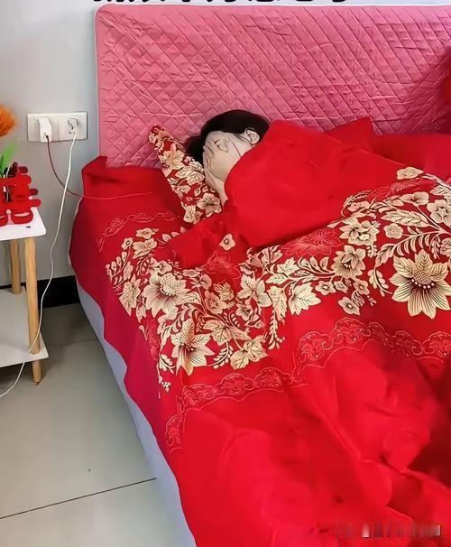 这场被全网热议的“睡到10点多的婚礼”，没有凌晨3点起床化妆的慌乱，没有满屋宾客