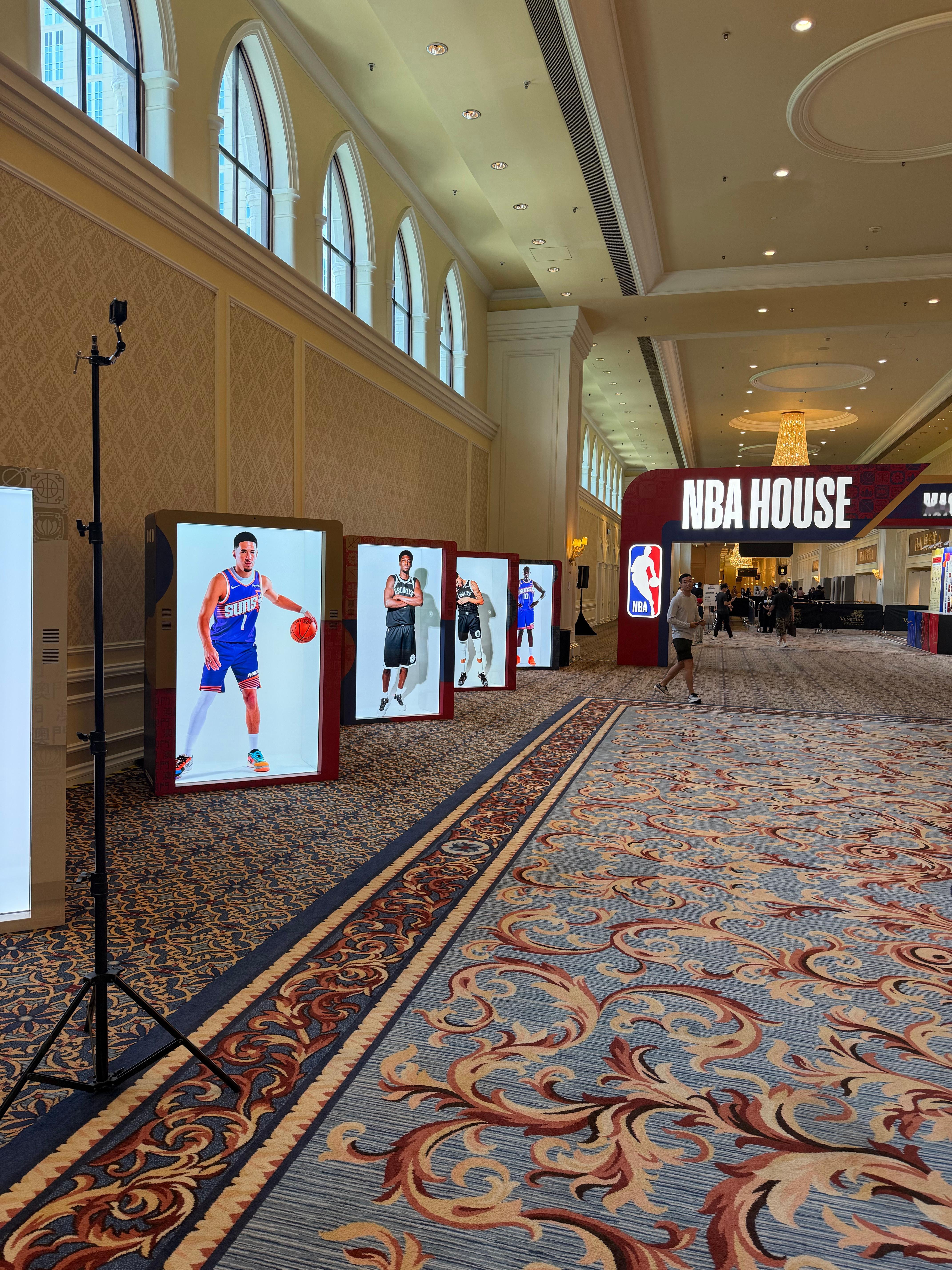来澳门的球迷顺便去NBA House，免费预约的奥，在威尼斯人的展馆。里面就是各