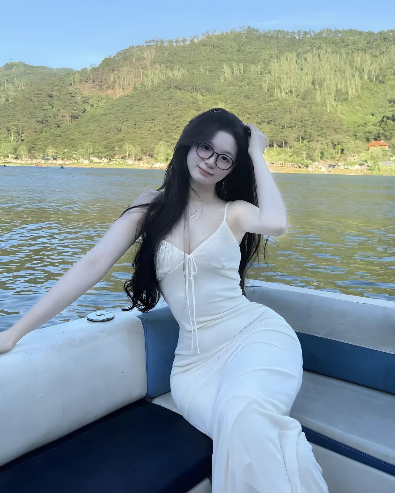 春日乘船游，白裙飘飘，绿树环绕，美不胜收！