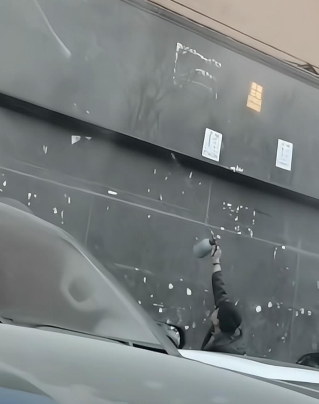 贴小广告怕被清理
用高压喷壶贴到了高处
网友：是不好撕，可没想到贴那么高谁能看到