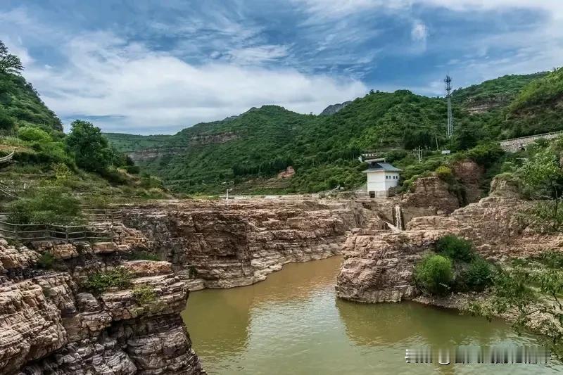 河北存有诸多可与红旗渠相媲美的水利珍宝。邯郸跃峰渠，于上世纪60年代末由数十万群