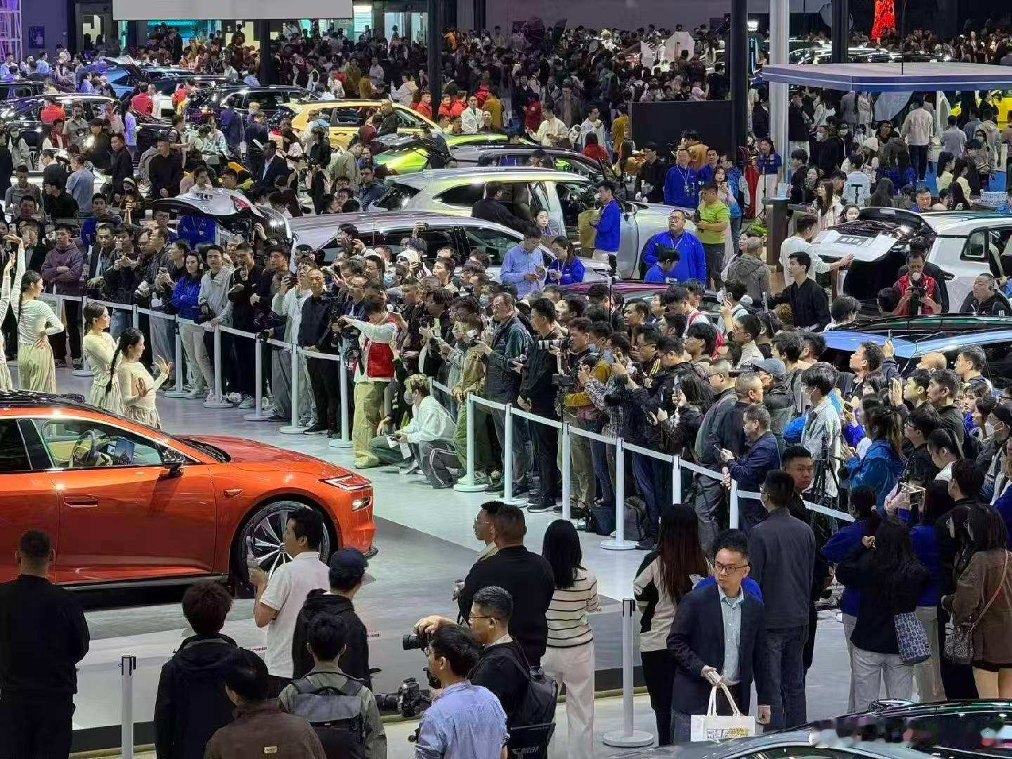 这次广州车展，广汽丰田铂智7的亮相确实很惊艳，实力远超预期。新车不仅搭载了鸿蒙座