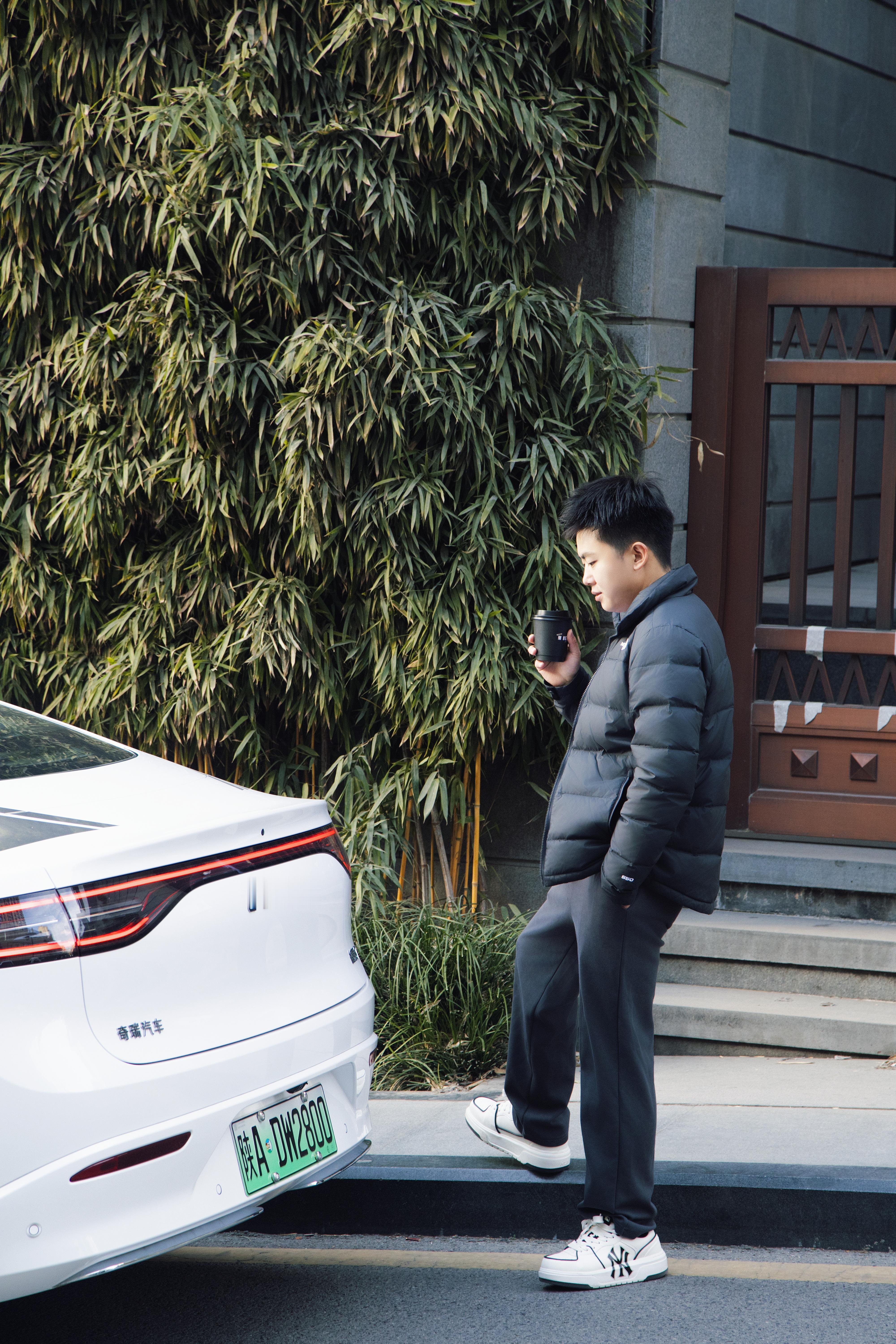 给我智界新S7贴上ROBBi联名车衣了，超级拉风，银白色彩对撞，格外耀眼夺目～已