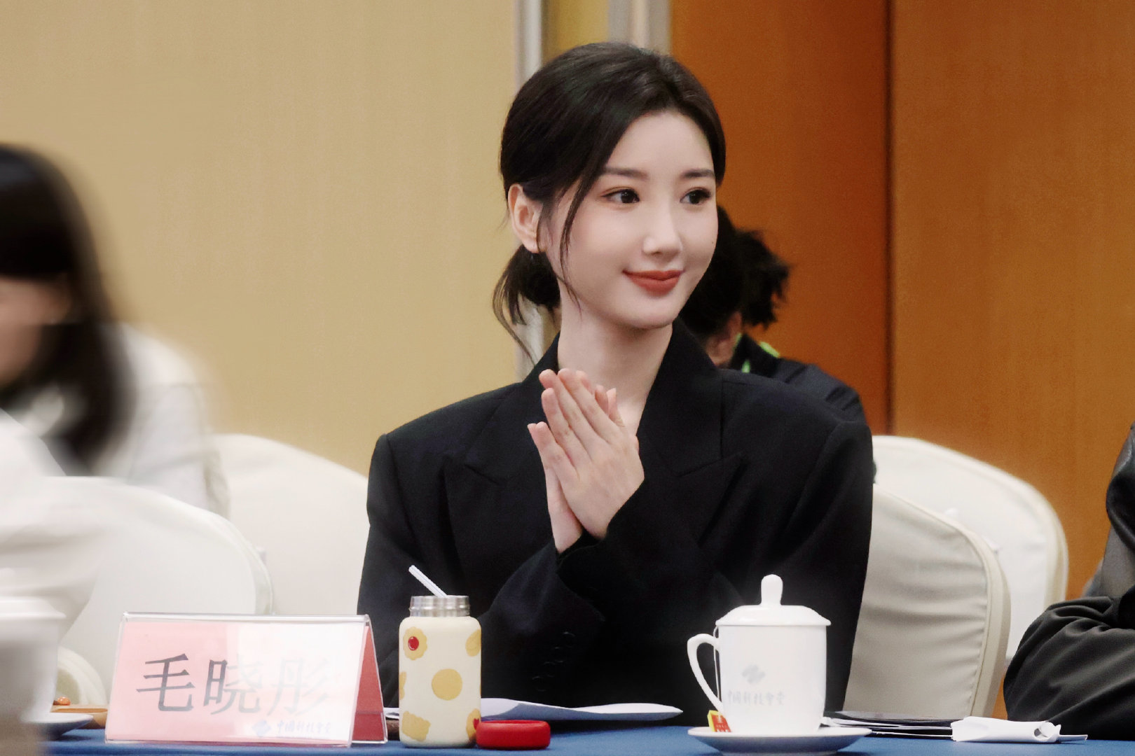 毛晓彤出席《余生有涯》研讨会，黑色西装搭配低盘发，优雅干练，完全是体制内女友既视