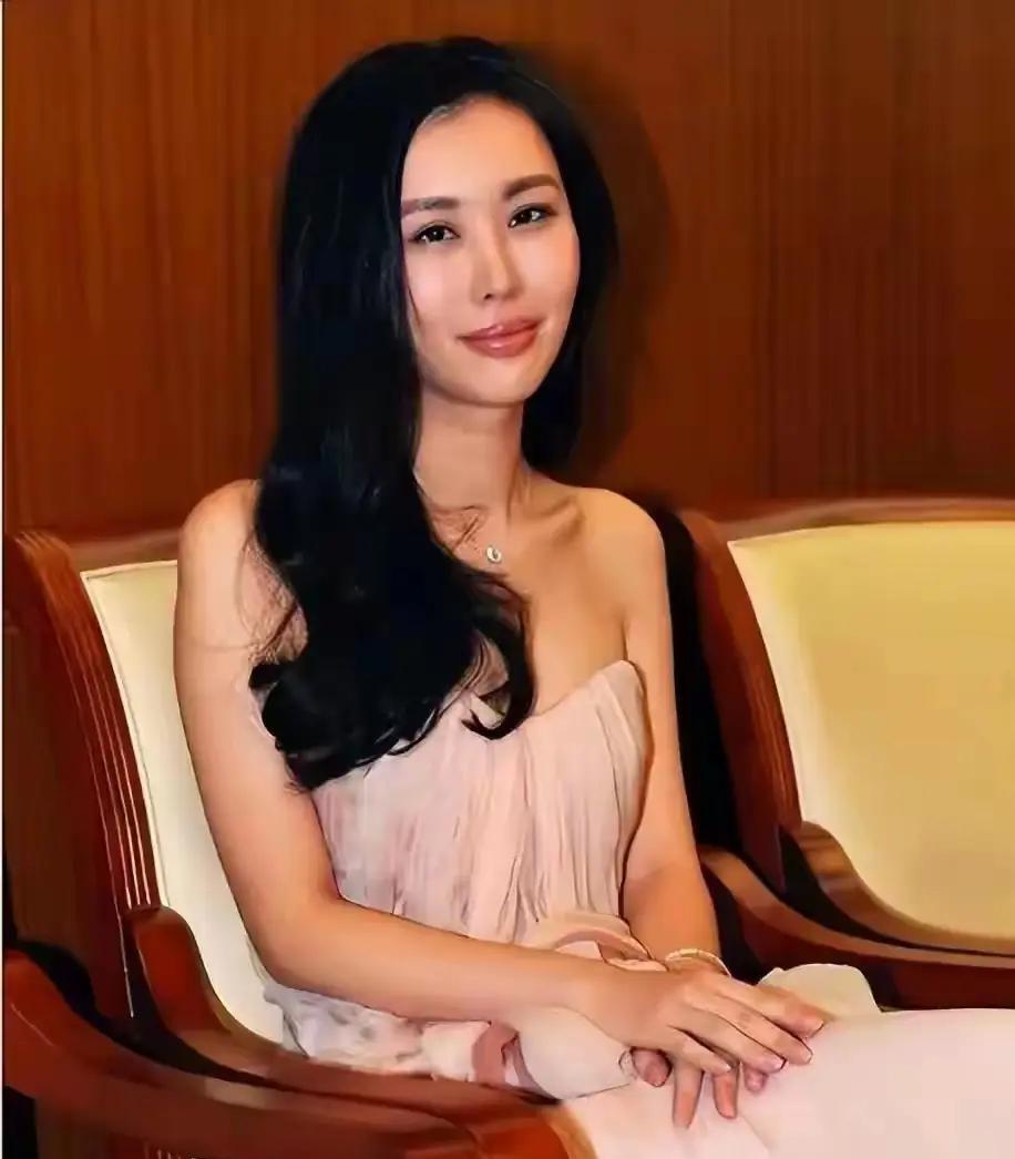 王石直播喊累，等田朴珺回家等到半夜。
田朴珺一句“你等的不是我，是你自己写的剧本