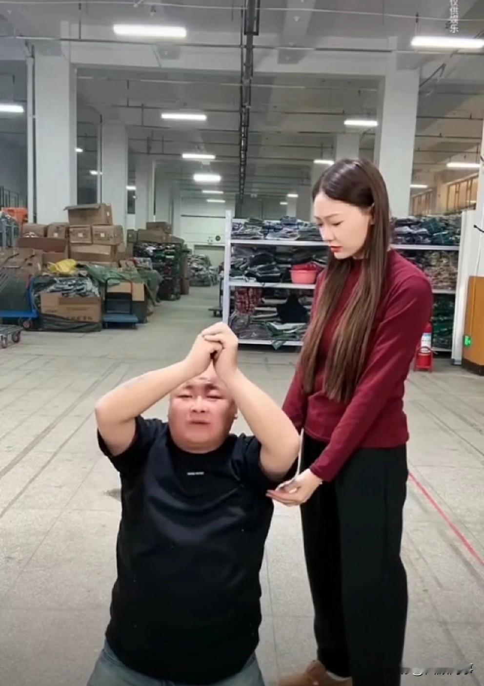 老狗当众下跪磕头求饶放过，佳希搂抱

             老狗自称问心无愧