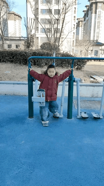 小家伙玩出花样了，不知道挨过砸没有。