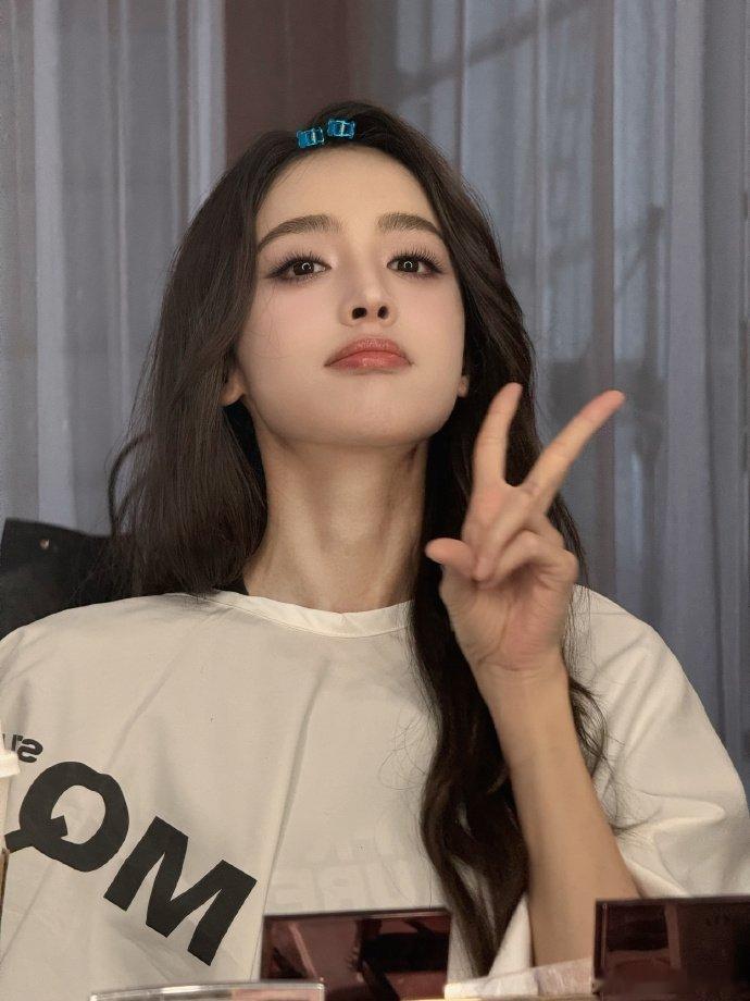#来看娱乐[超话]##娜扎歪头比耶##娜扎歪头照# 真的好美啊家人们！歪头比耶少