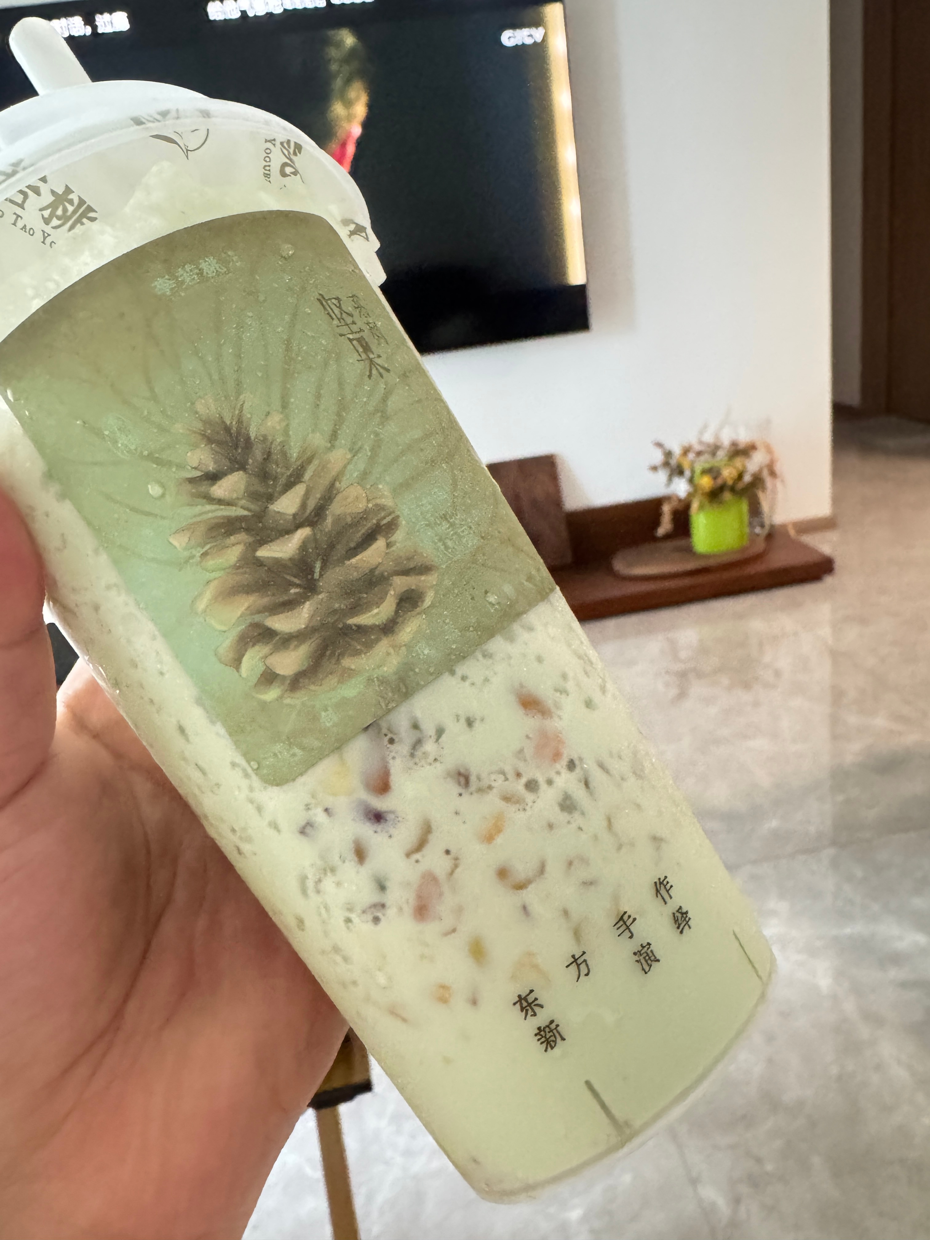 评论里请个粉丝宝喝！秋天🍂的第一杯奶茶🥤 