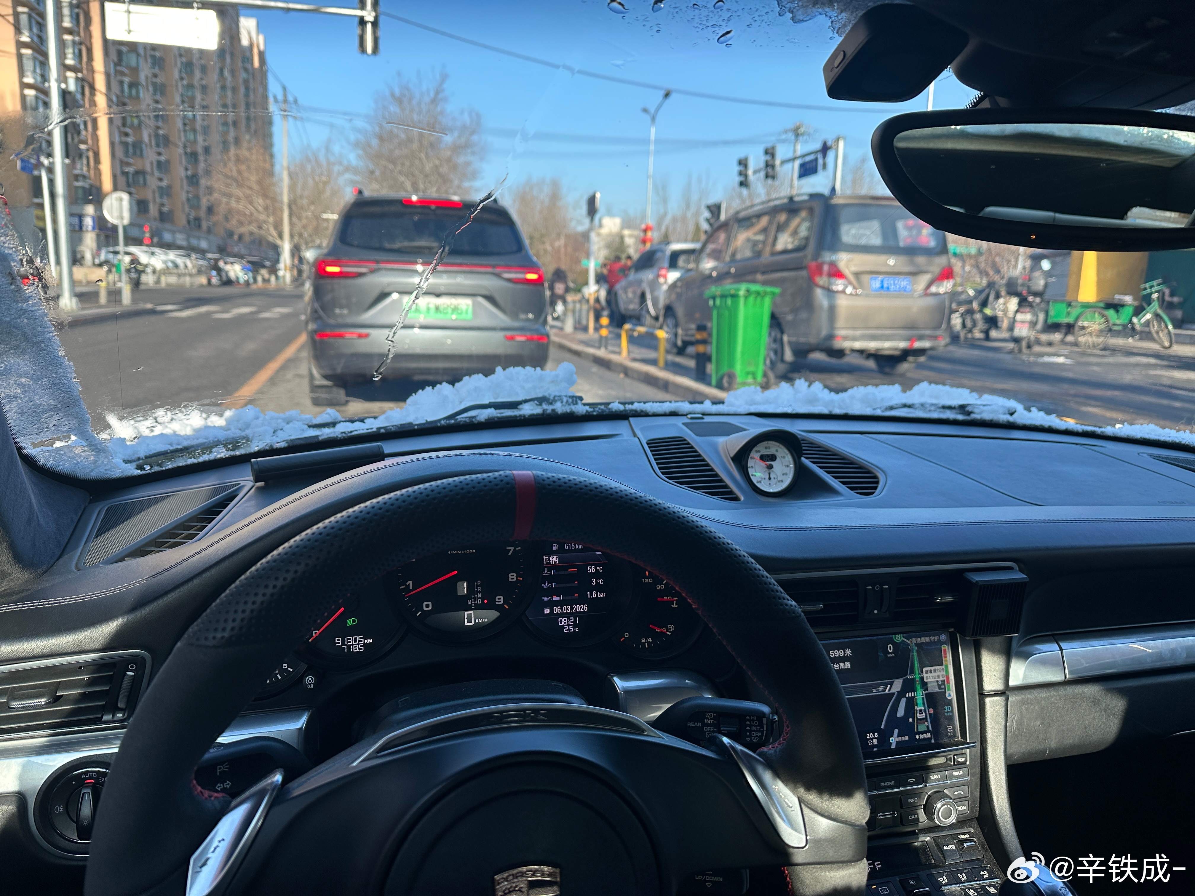 很难想象3月初车上能被雪盖满我这没地库的911在街上显得格外寒酸我与汽车的日常小