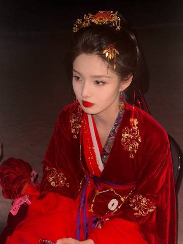 艾米 美炸了 艾米是会下蛊吧？穿校服扎马尾的造型嫩得能掐出水，低头浅笑时连空气都