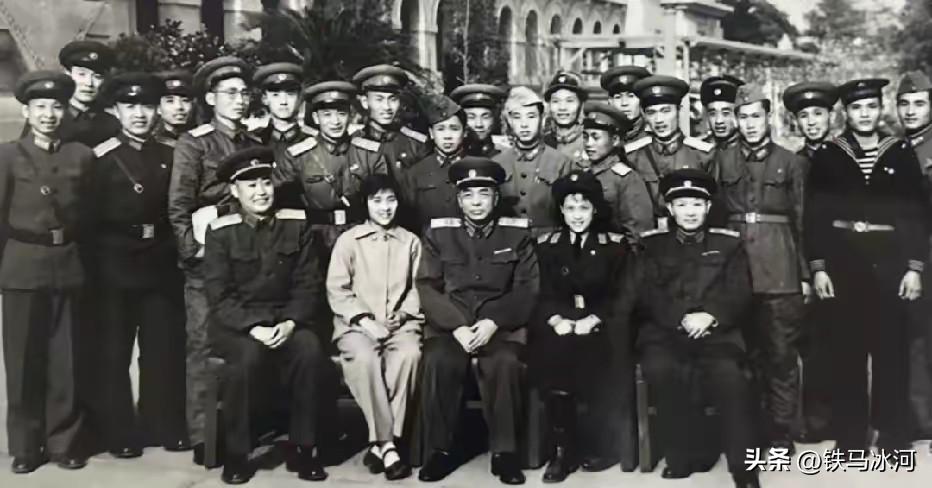 🍁陶玉玲与彭德怀元帅的珍贵合影
五十年代，陶玉玲凭借《柳堡的故事》中“二妹子”