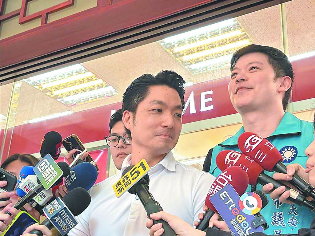 蒋万安指出，当前相关疫情通报数量已呈现下降态势，但市政府绝不会因此掉以轻心。他呼