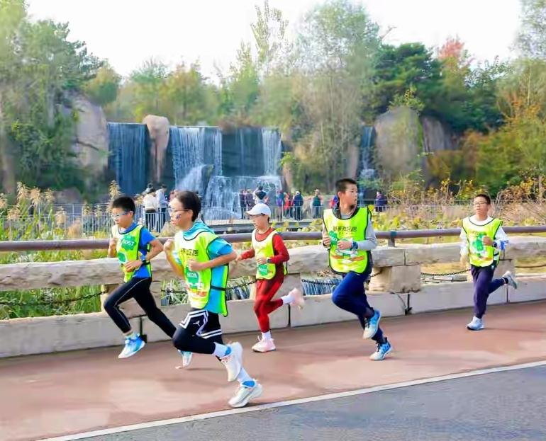 10月25日上午，北京最大“城市绿肺”温榆河公园热闹开跑。500余名跑友齐聚，1