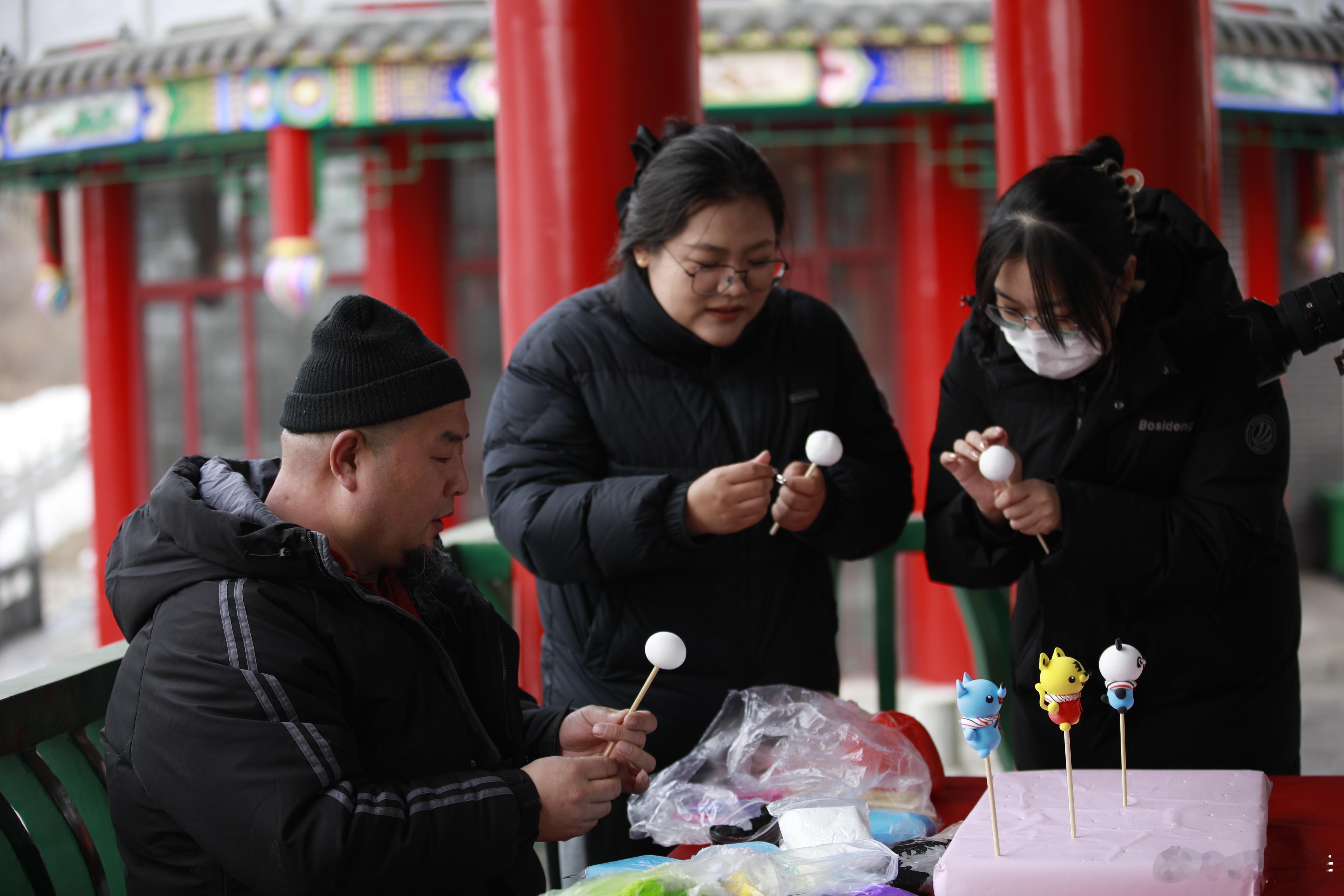 腊八来辽宁铁刹山，登高祈福攒好运，逛一逛限定市集，尝尝特色小吃，喝碗热粥，看看民