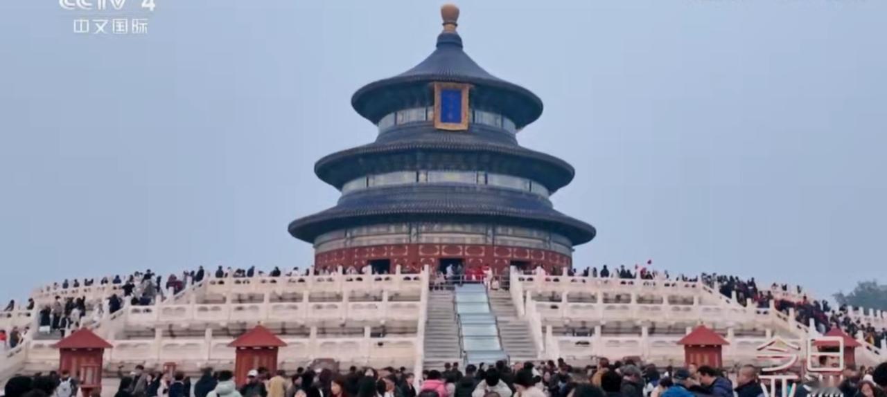 天坛下人头攒动，哈萨克斯坦、卡塔尔等国游客分享在中国的体验，北京的街巷里满是国际