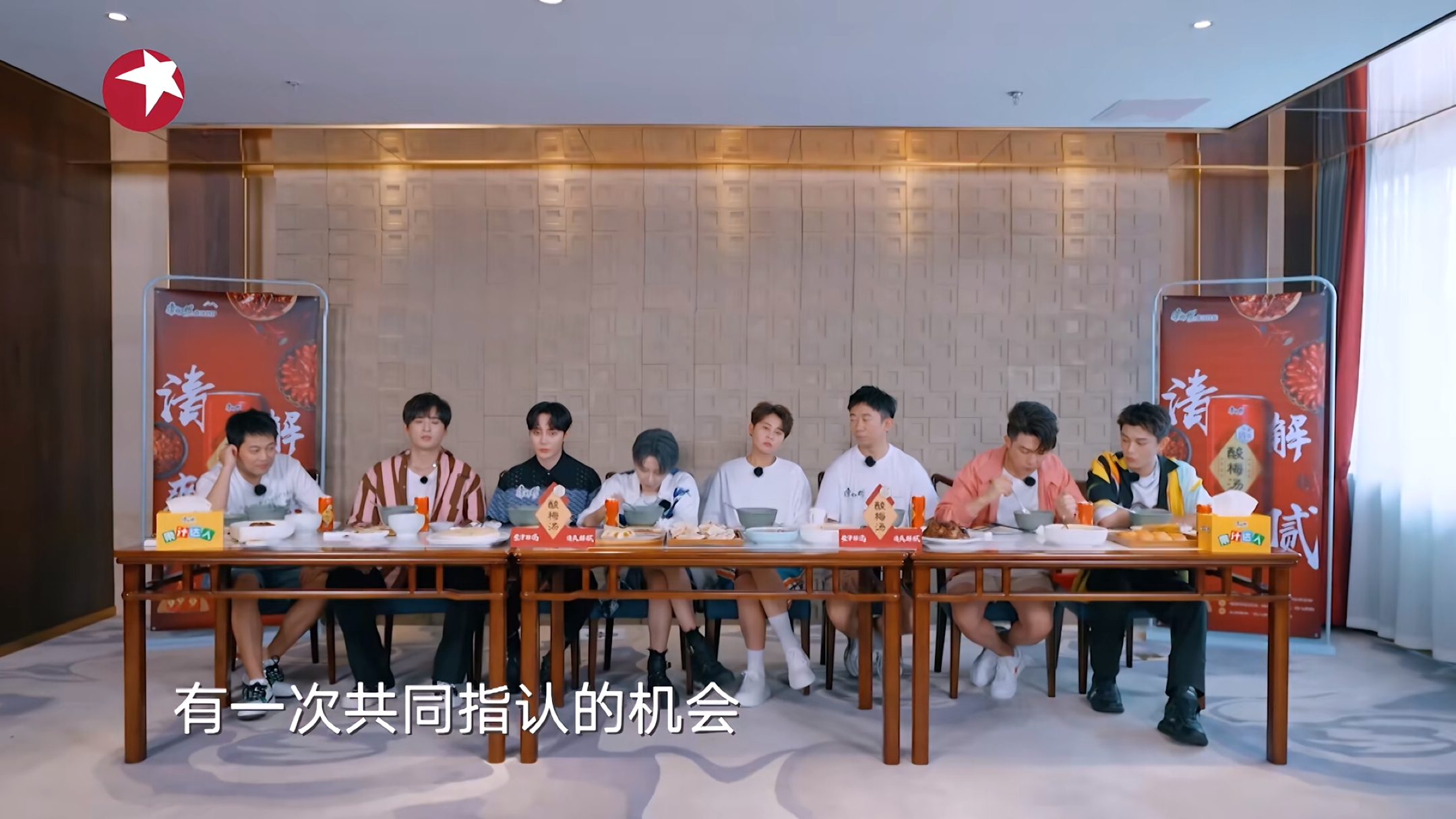 大姐真是吃得很认真 