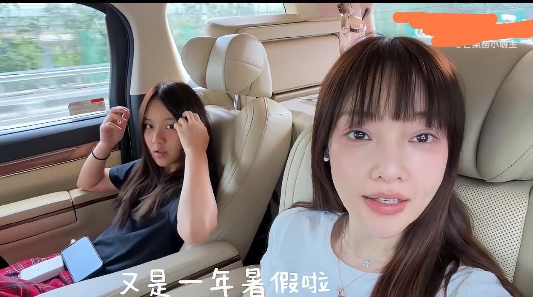 李小璐女儿甜馨也出国上学了。
好像是利用暑假期间上的夏校，具体什么情况不知道，但
