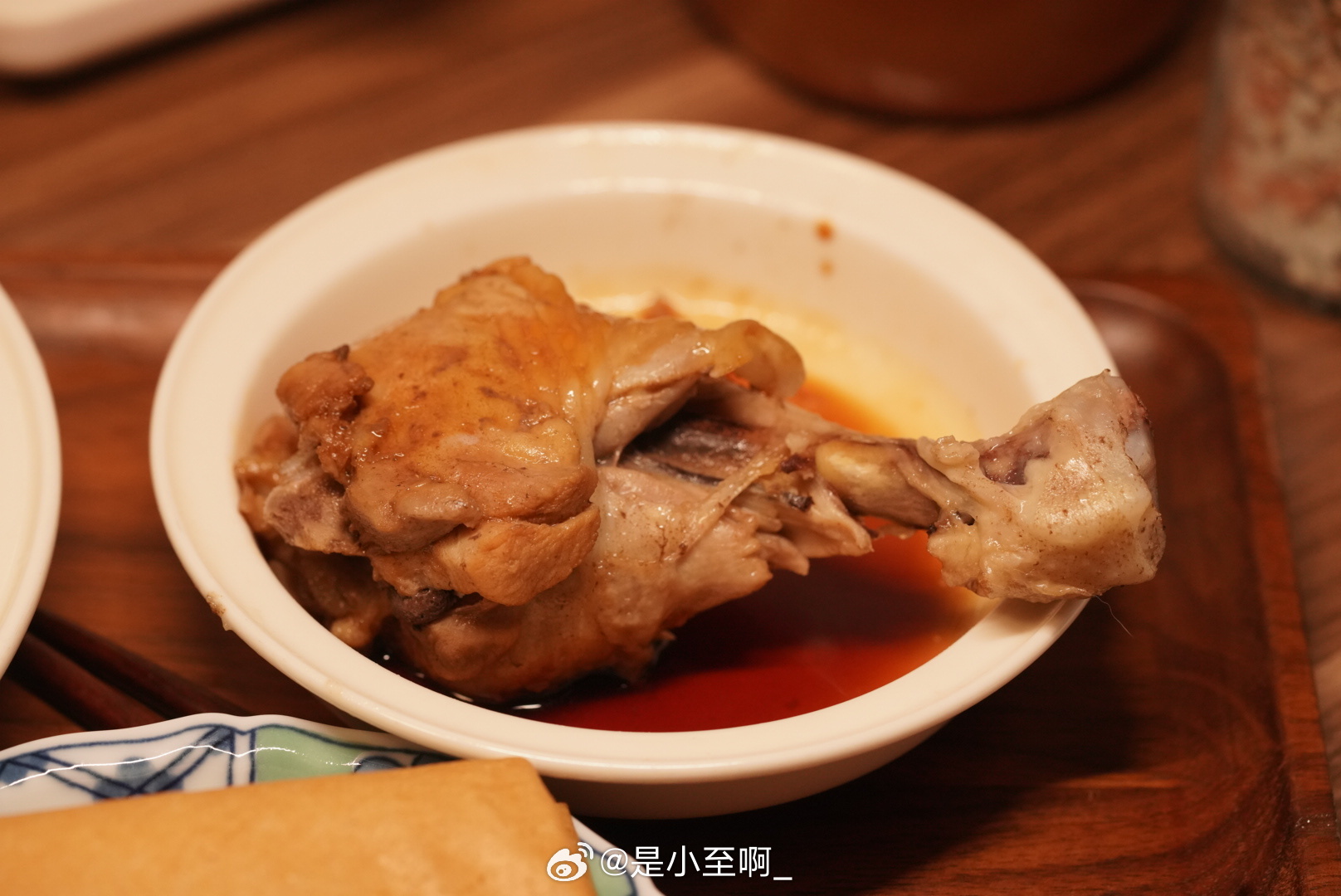 看范志红老师的微博，换了低芥酸的菜籽油，炒菜吃，毫无怪味，完美。橄榄油的味道，我