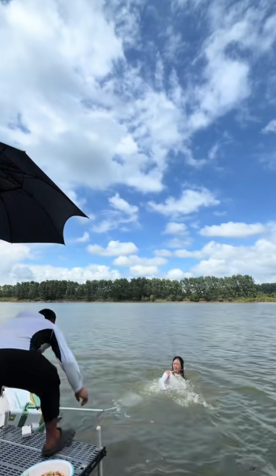 一看就是天气太热了钓鱼渴了，想喝点水解解渴，顺带下水探探鱼情，顺带再打个窝
