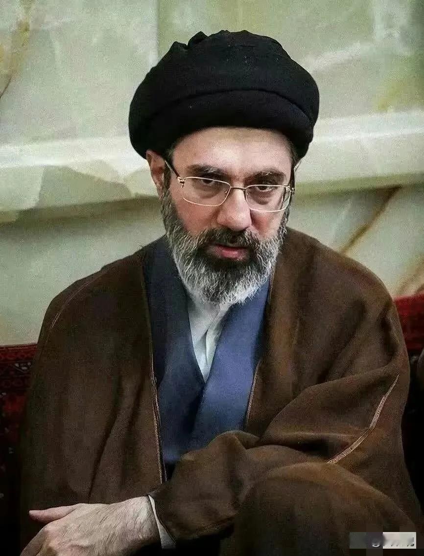 美国无时无刻不在惦记着伊朗的新领袖穆杰塔巴。当地时间 4 月 16 号，美国国防