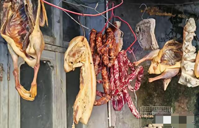 上海，沈女士腌了16斤咸肉晾在楼道，就等着年夜饭时和家人一起品尝。可等她去查看时