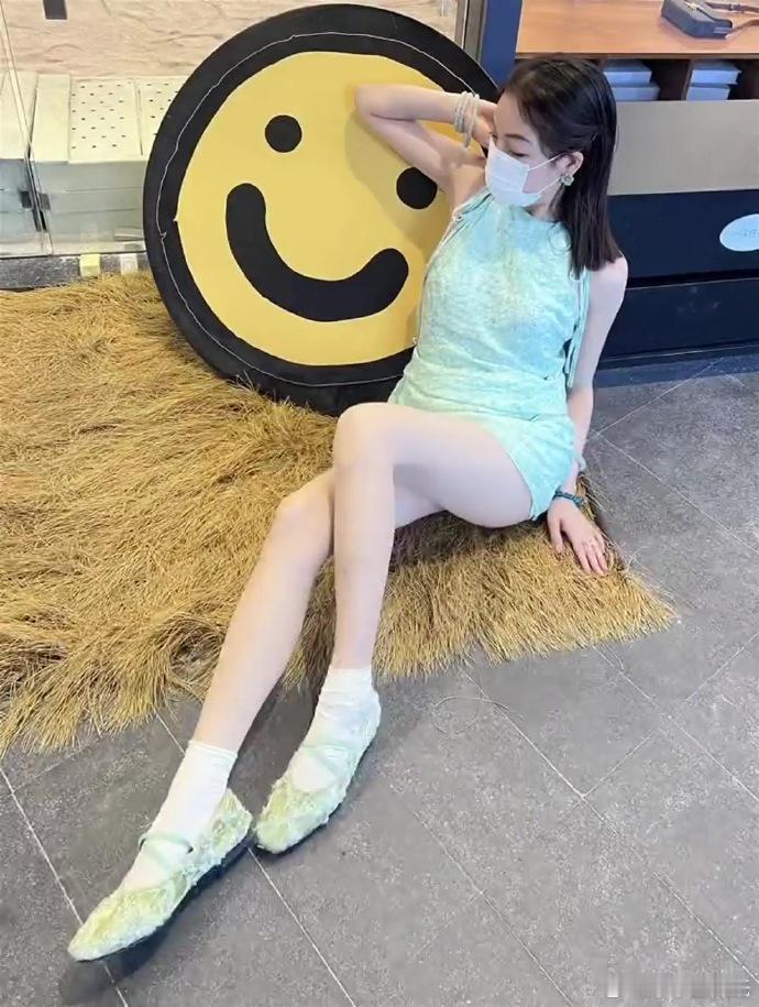 手套轻戴显优雅。  