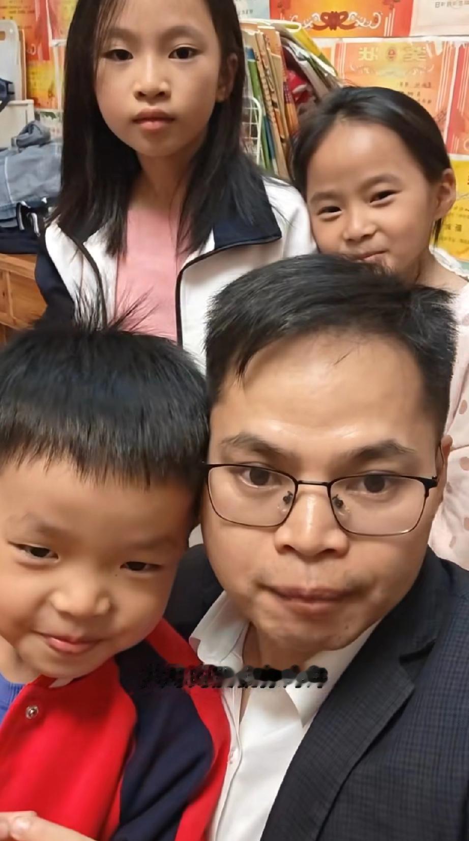 这位博主说的太对了，父母的爱不应该是一碗水端平，这种说法是不对的。

好像父母所