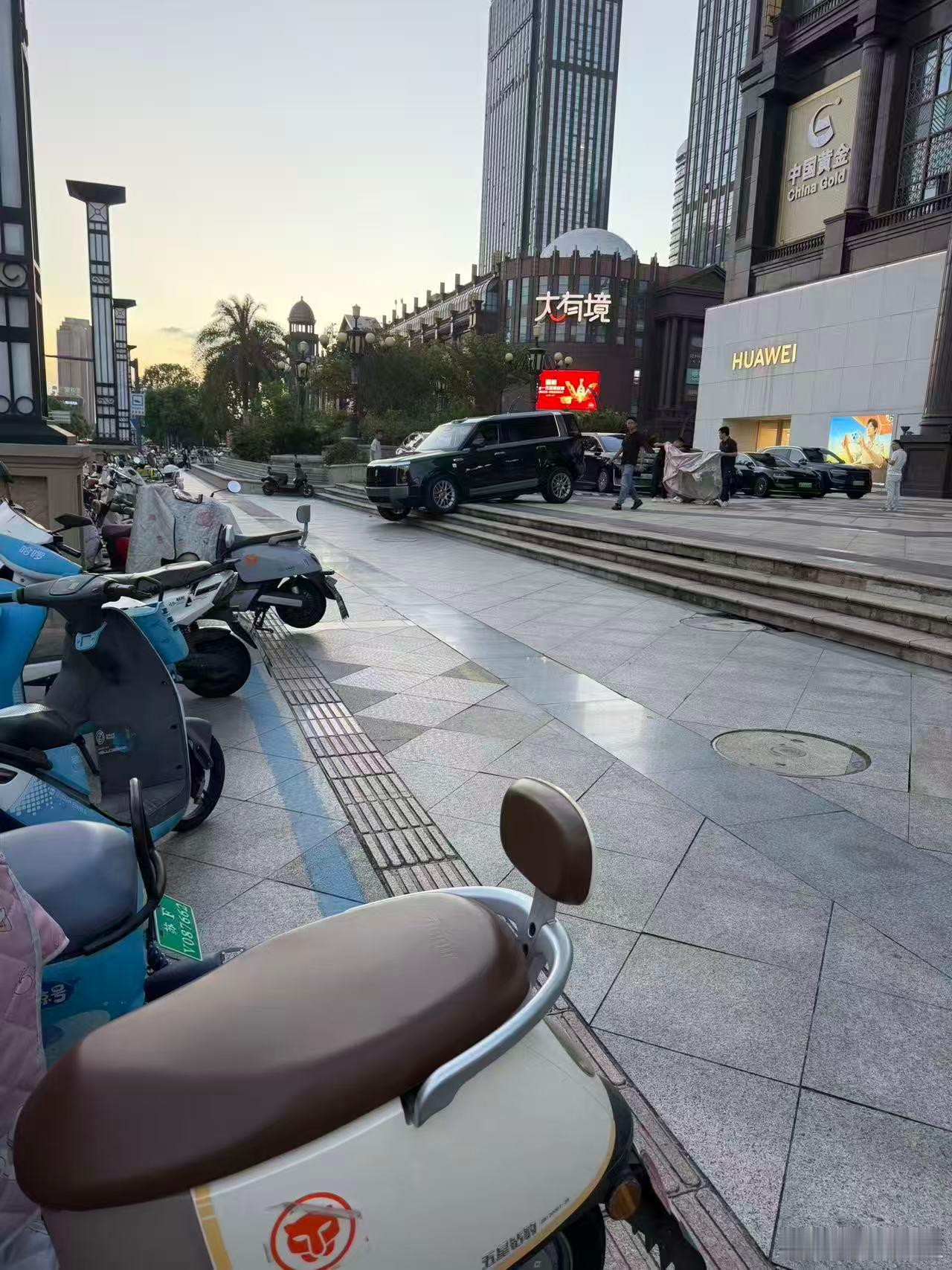 轴距太长了，纵使空悬长行程也没用…哪家要出一个短轴3门无大梁（低情商）/一体嵌入