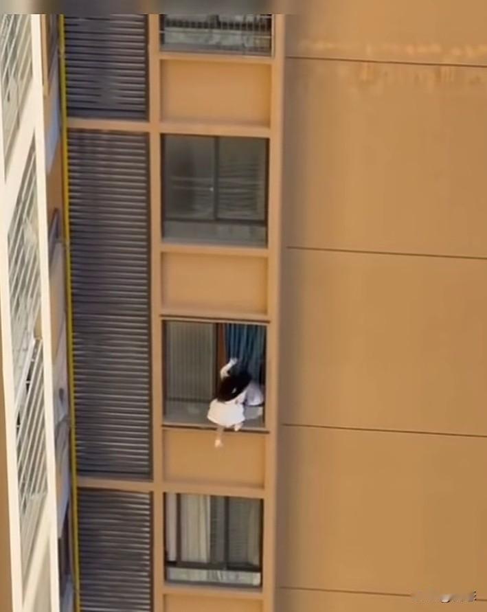 不敢相信，看视频都感觉提心吊胆的，一女子居然从爬窗户出去，在沿这挡板顺这水管爬到