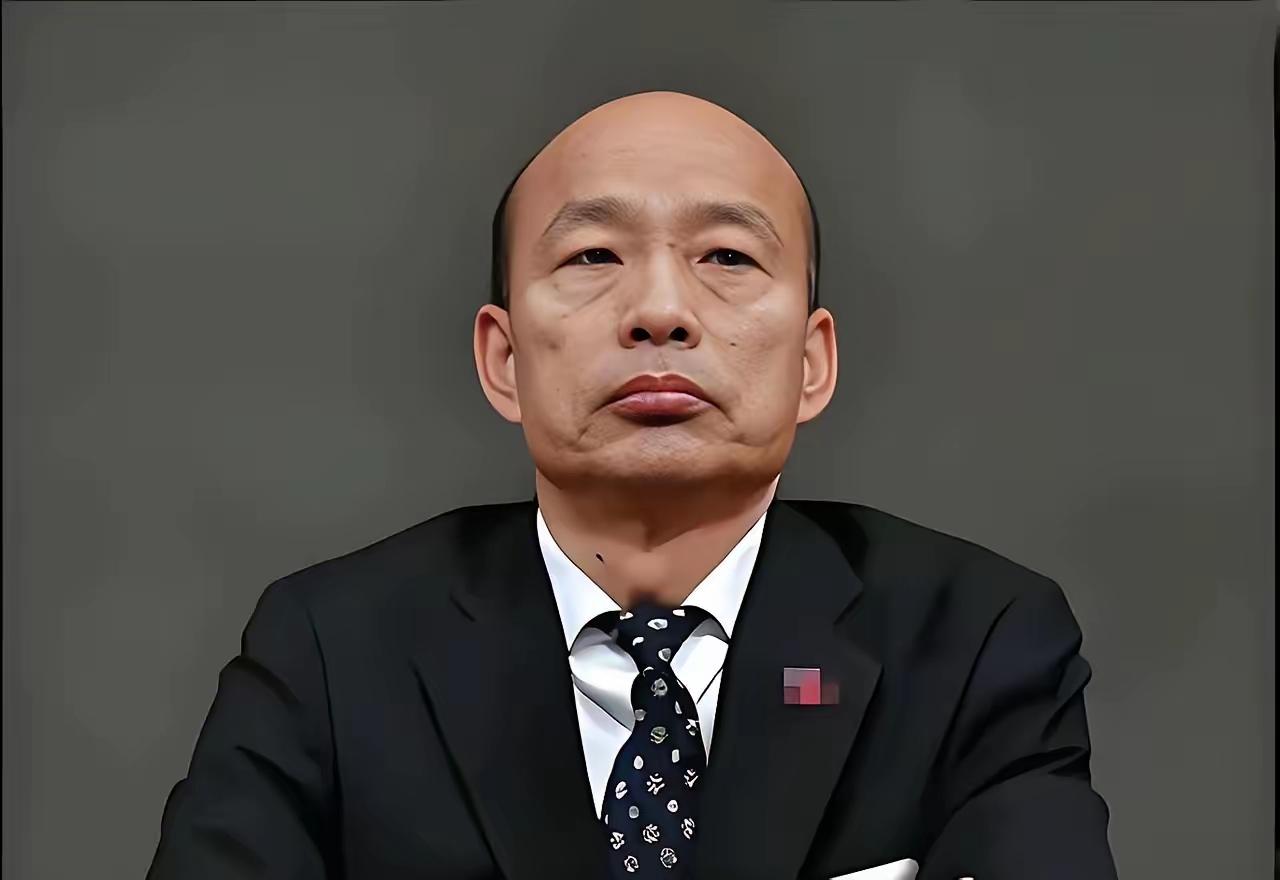 韩国瑜访美归来，国民党彻底分裂，两条路线公然对立。一场接机画面，直接把国民党藏了