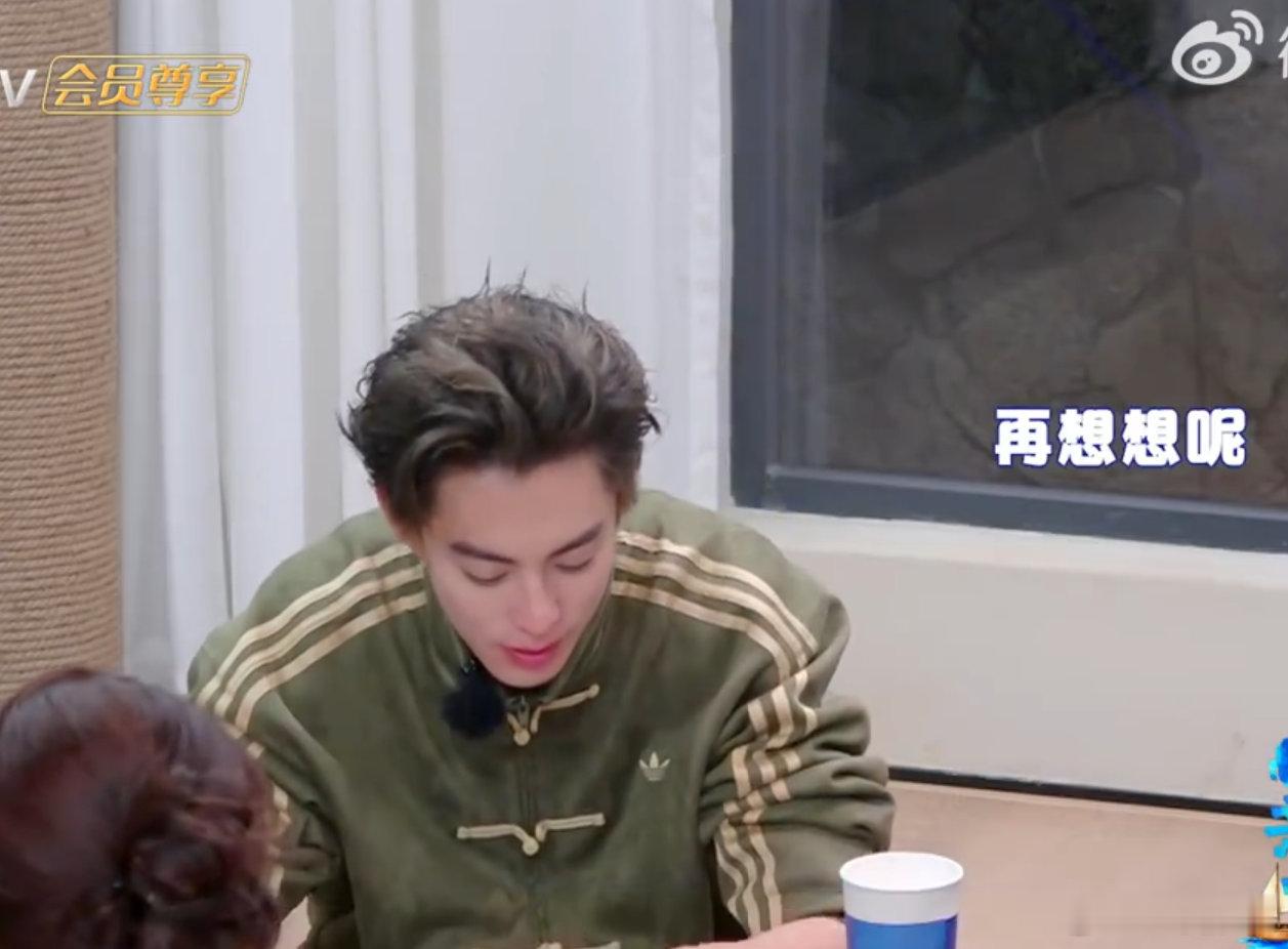 王鹤棣提议包饺子一呼百应期待大家一起包饺子的名场面，烟火气满满太治愈啦。亲爱的客