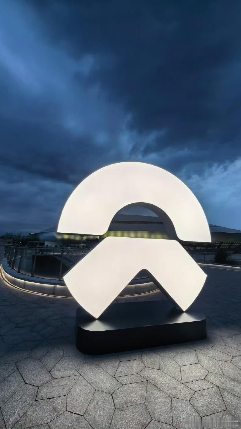 小助理忙拥了，极限三小时从上海的最西边闪现到杭州，来参加今晚上蔚来ES9产品技术