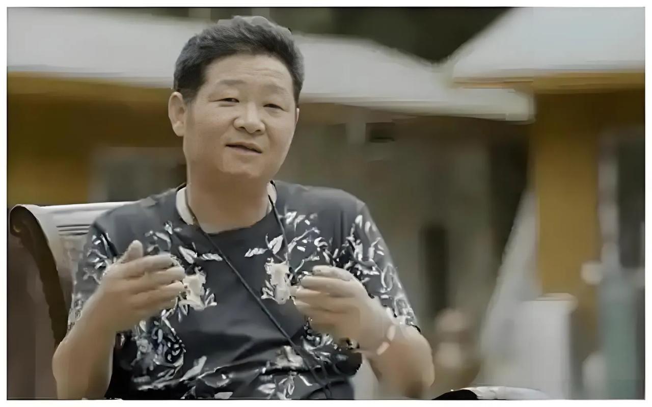 一次，主持人问赵亮：“你以前跟张国立演戏的，现在怎么去养鸡了？”赵亮说：一只鸡卖