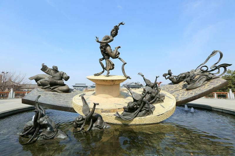 西安临潼华清池“贵妃出浴”雕像最近陷入争议，网友觉得袒露上半身不雅、败坏风气。但