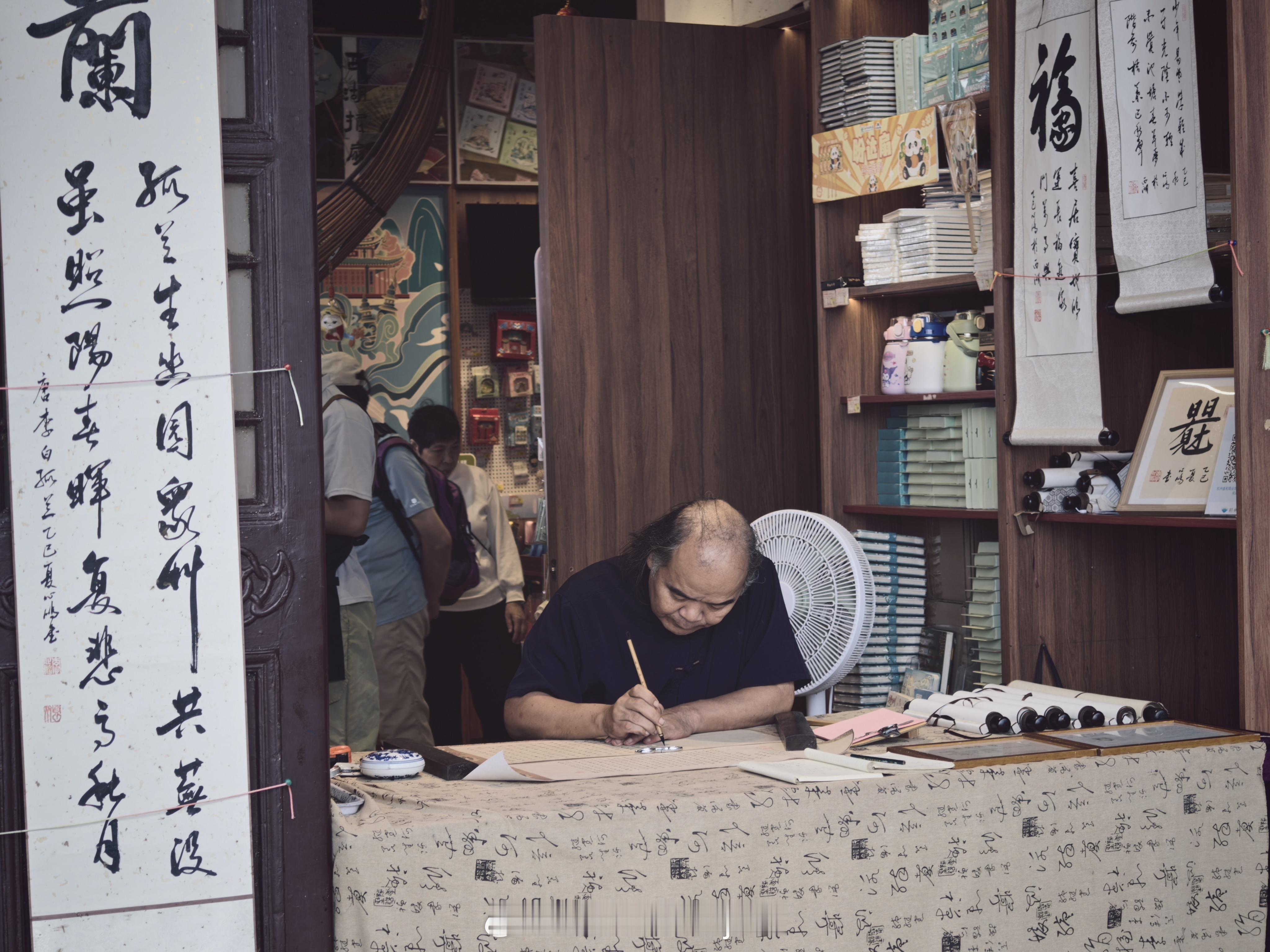 来西湖边，有一个业务是用你的名字写一首诗，10块钱一首，以后你们也别叫自己是诗人