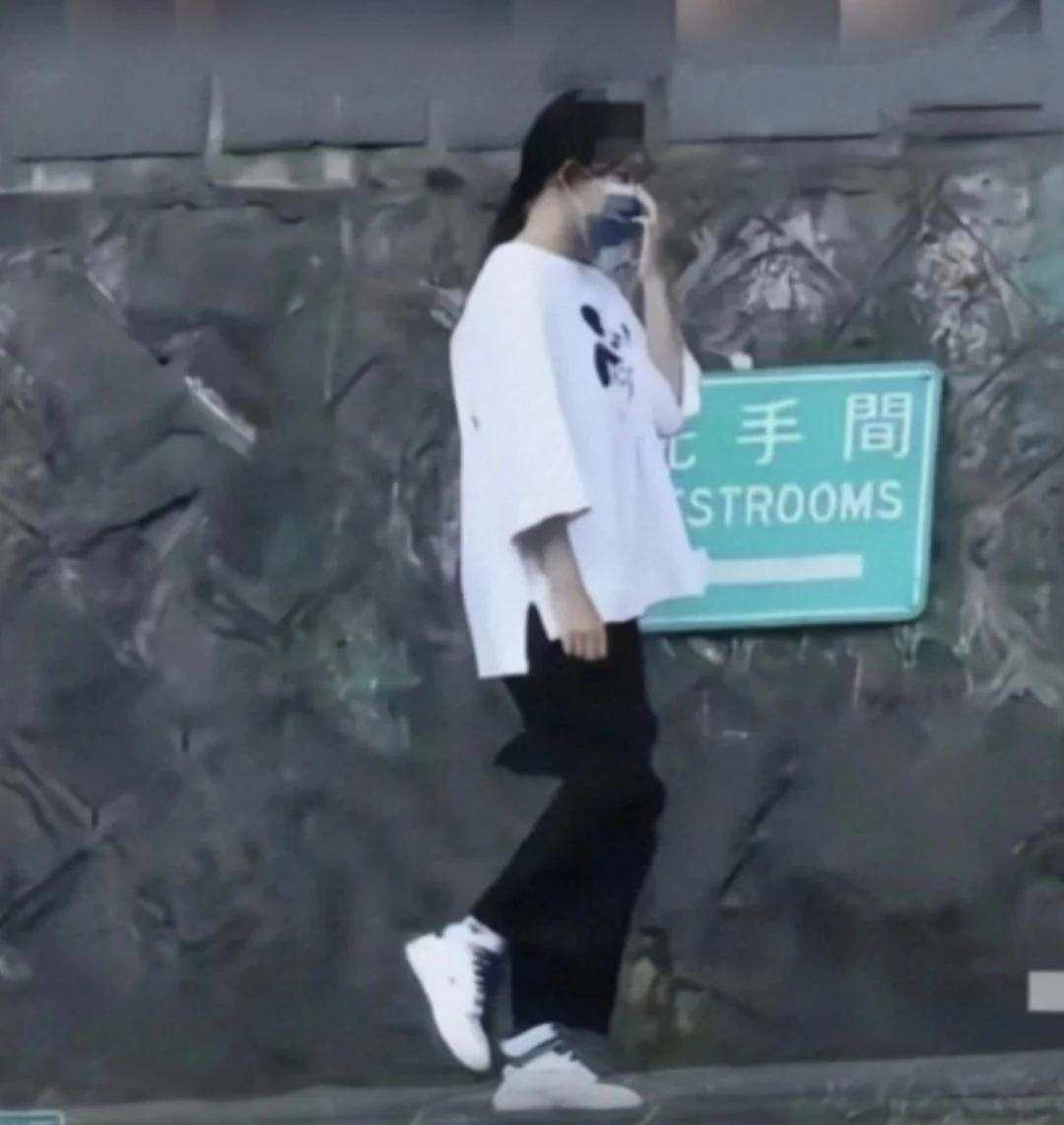 作为一个普通妈妈，为孩子考虑一点点都不会这样草率离婚，更不会三个月就闪婚，找个对