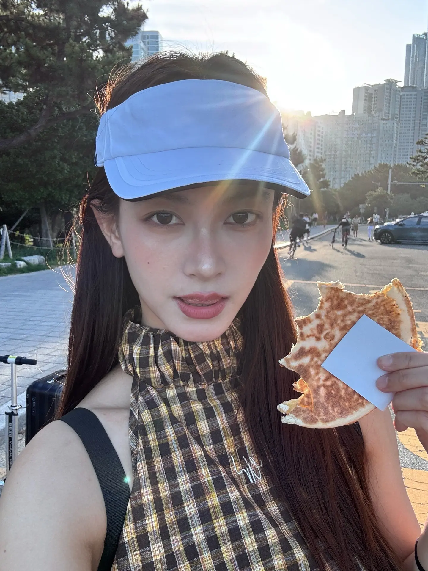 漂亮小姐姐请你吃饼