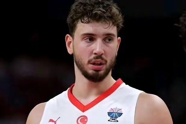 我真的对火箭球星申京忍无可忍了！在火箭主场迎战独行侠的比赛中发生灾难性一幕：申京