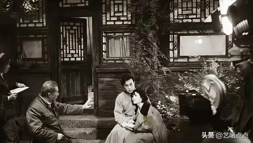 图一是王心刚在1980年拍摄的电影《伤逝》的工作照。
图二《伤逝》是北京电影制片
