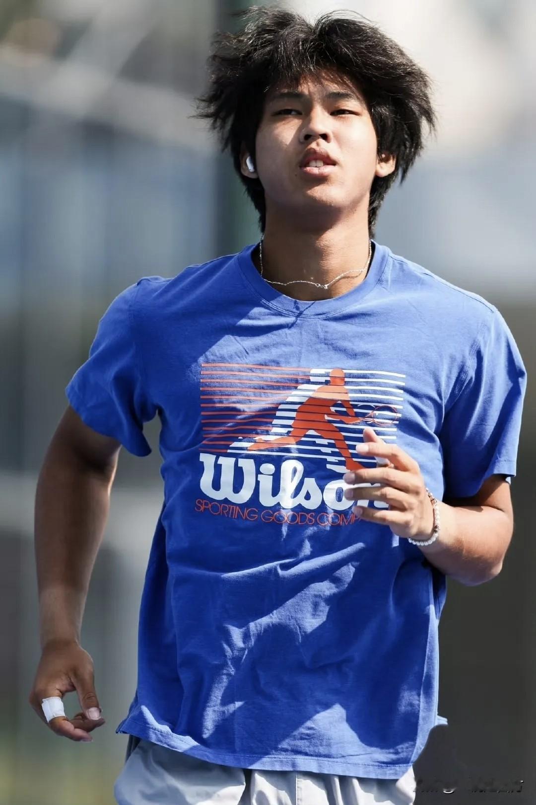 遗憾！中国球员周意在法网男单资格赛首轮对阵21岁的克罗地亚球员多迪格，两人都是首