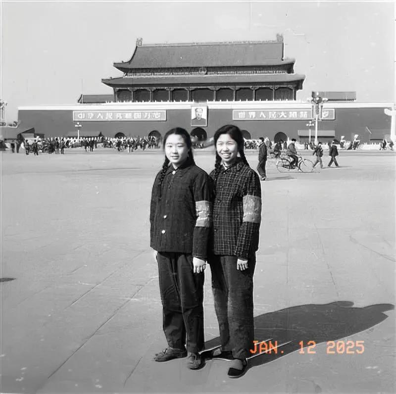 1971年
一对好姐妹在天安门广场的合影，二人左臂上佩戴的紅卫兵袖章比较醒目，很