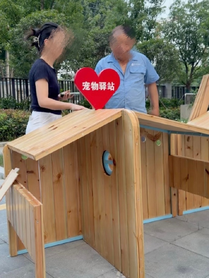 【有顾客携宠进店，#老乡鸡致歉# 】6月2日，连锁餐饮品牌在社交平台发文：近期，