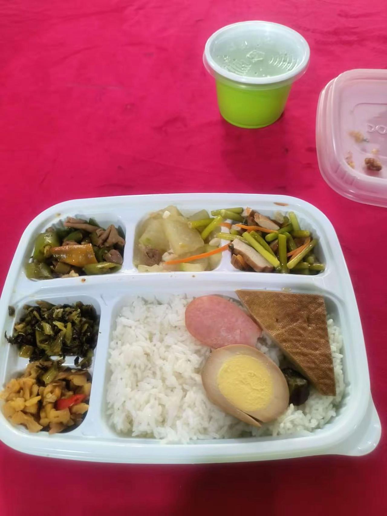 非常好吃的一家店，不光菜味道不错，而且营养搭配很好。卤蛋半个不咸，香肠的质量也不