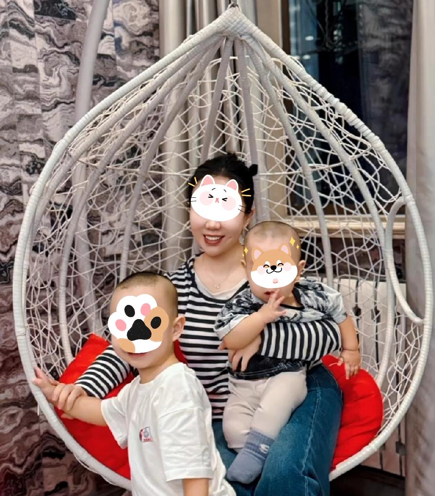 海拉尔离婚事件：海拉尔大舌头争议！带生病老妈医院会诊，直播中掏出香酥蚕蛹带货引众