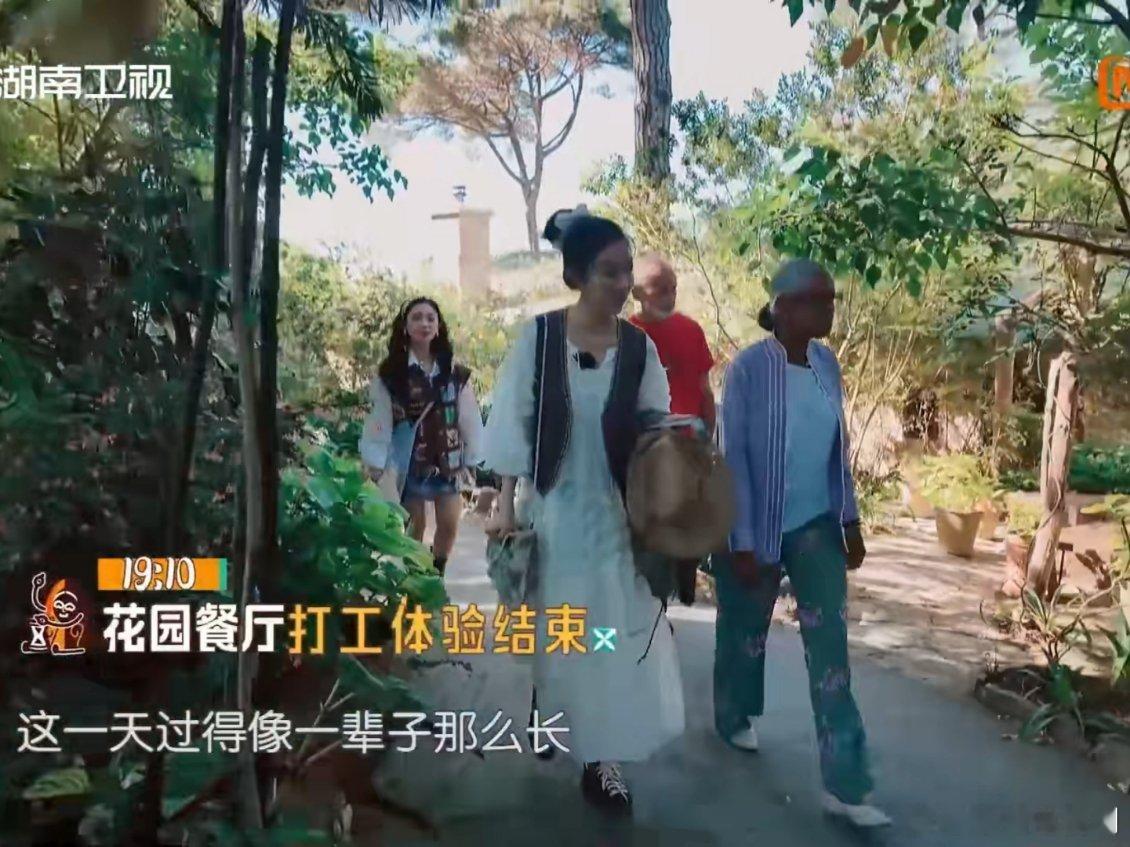 沈月姜妍中餐厅第一天就撑不下去沈月姜妍第一天在花园餐厅打工，切菜上菜忙碌了一下午