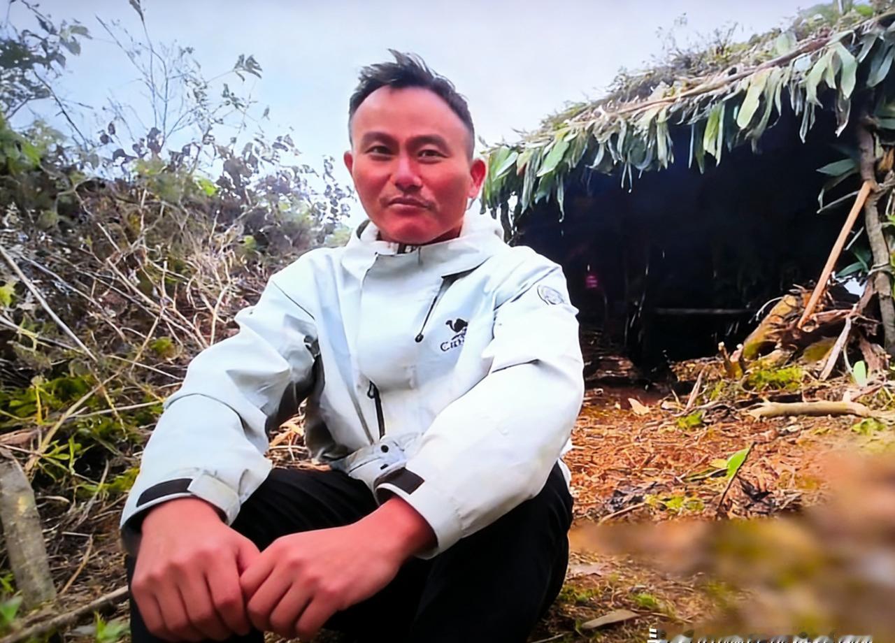 前妻把网名改成“蜜蜂哥前妻”那天，他直播间刷过一句：“当初嫌他穷的也是你。
”