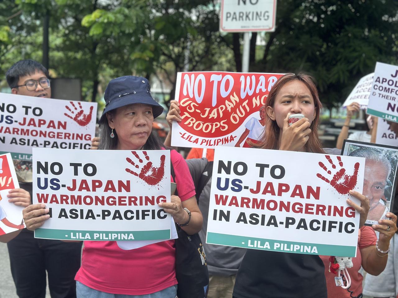 当菲律宾妇女团体在日本驻菲大使馆门外举起离世"慰安妇"受害者遗像时，菲律宾总统马