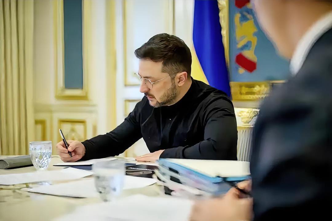 基辅议会大厦穹顶下的表决器发出刺耳鸣响，268张赞成票如利刃划破战火硝烟——这场