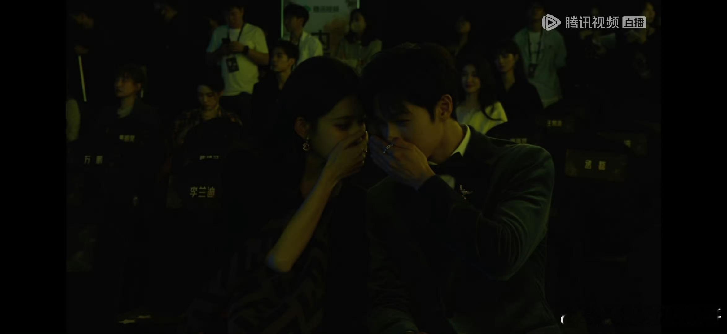 李昀锐孟子义三年来星光大赏的区别就是说悄悄话挨得越来越近了 